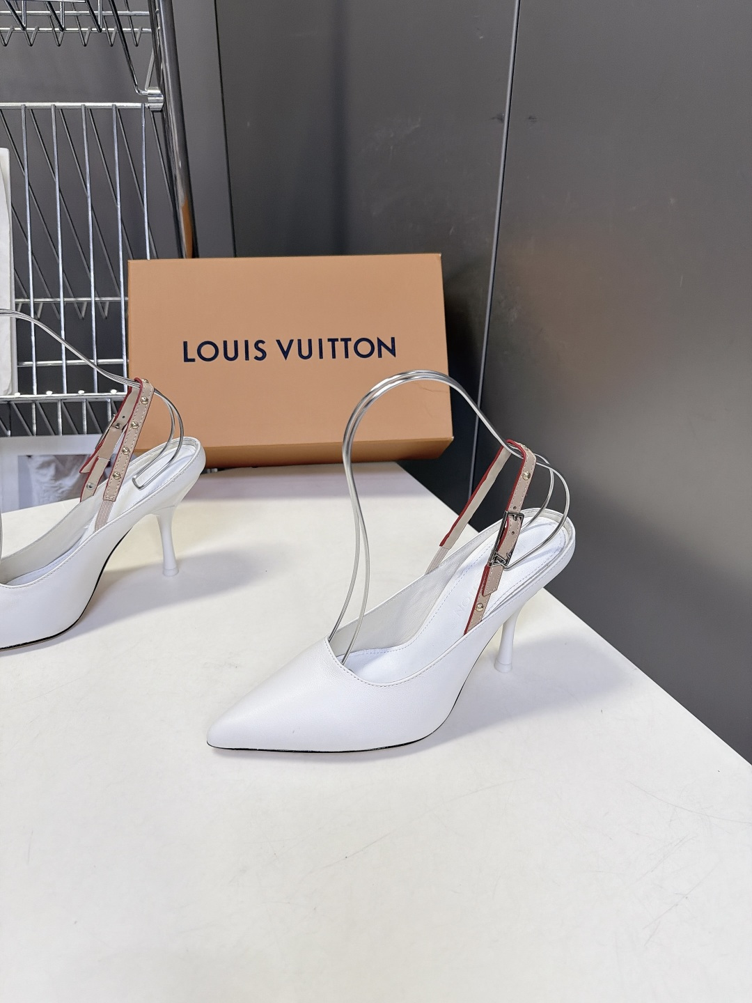 LOUIS VUITTON路易威登尖头后绊带细跟高跟鞋 超多明星网红种草 区别普通直细跟 弧形鞋跟视觉更轻盈 受力结构优 LOUIS VUITTON路易威登尖头后绊带细跟高跟鞋 超多明星网红种草 区别普通直细跟 弧形鞋跟视觉更轻盈 受力结构优