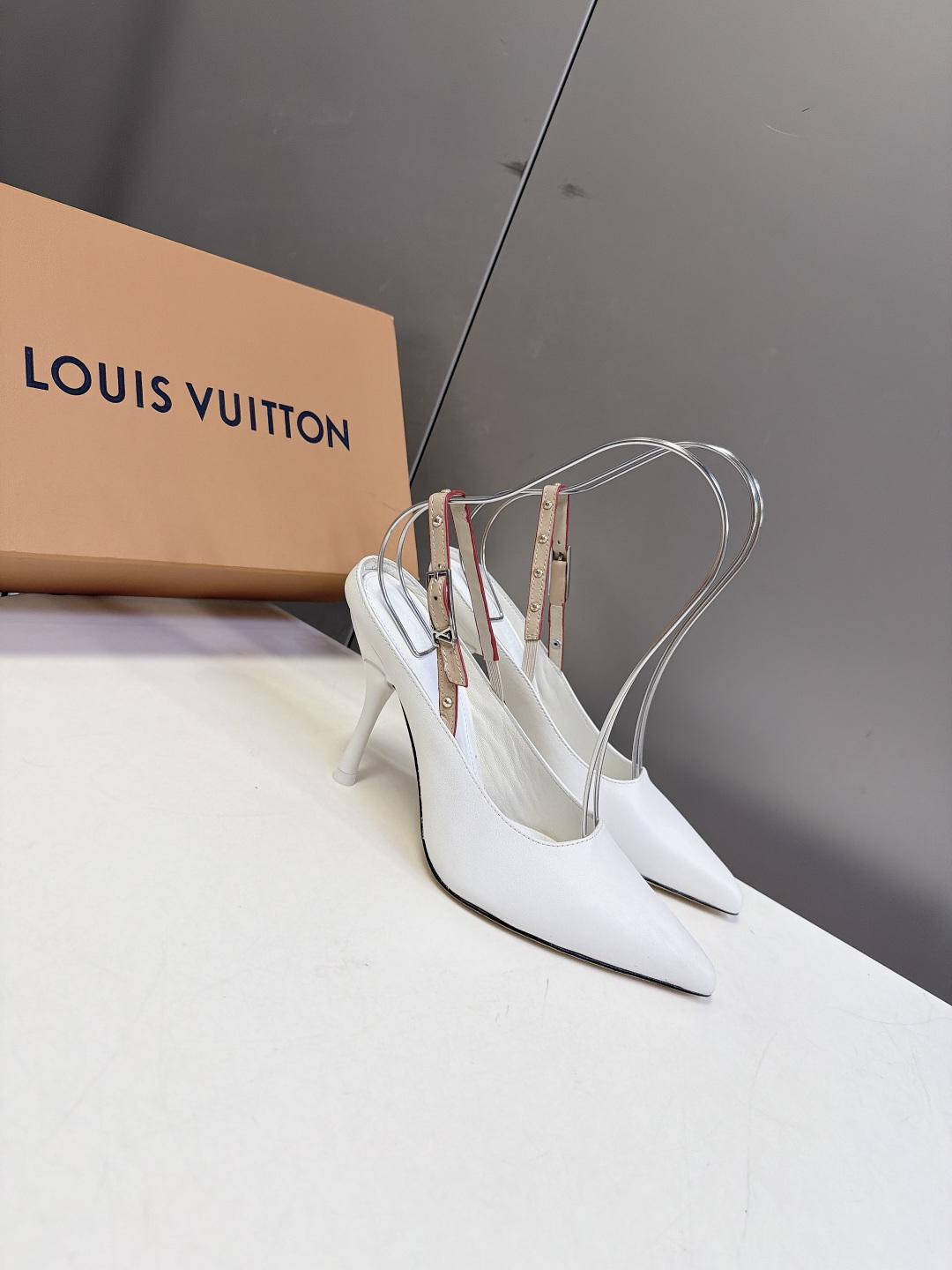 LOUIS VUITTON路易威登尖头后绊带细跟高跟鞋 超多明星网红种草 区别普通直细跟 弧形鞋跟视觉更轻盈 受力结构优 LOUIS VUITTON路易威登尖头后绊带细跟高跟鞋 超多明星网红种草 区别普通直细跟 弧形鞋跟视觉更轻盈 受力结构优