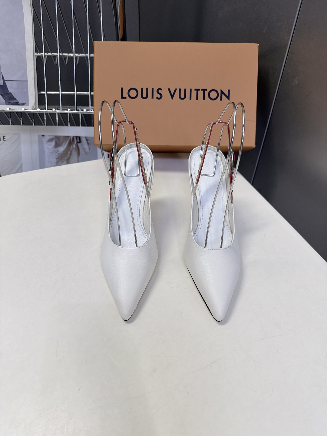 LOUIS VUITTON路易威登尖头后绊带细跟高跟鞋 超多明星网红种草 区别普通直细跟 弧形鞋跟视觉更轻盈 受力结构优 LOUIS VUITTON路易威登尖头后绊带细跟高跟鞋 超多明星网红种草 区别普通直细跟 弧形鞋跟视觉更轻盈 受力结构优