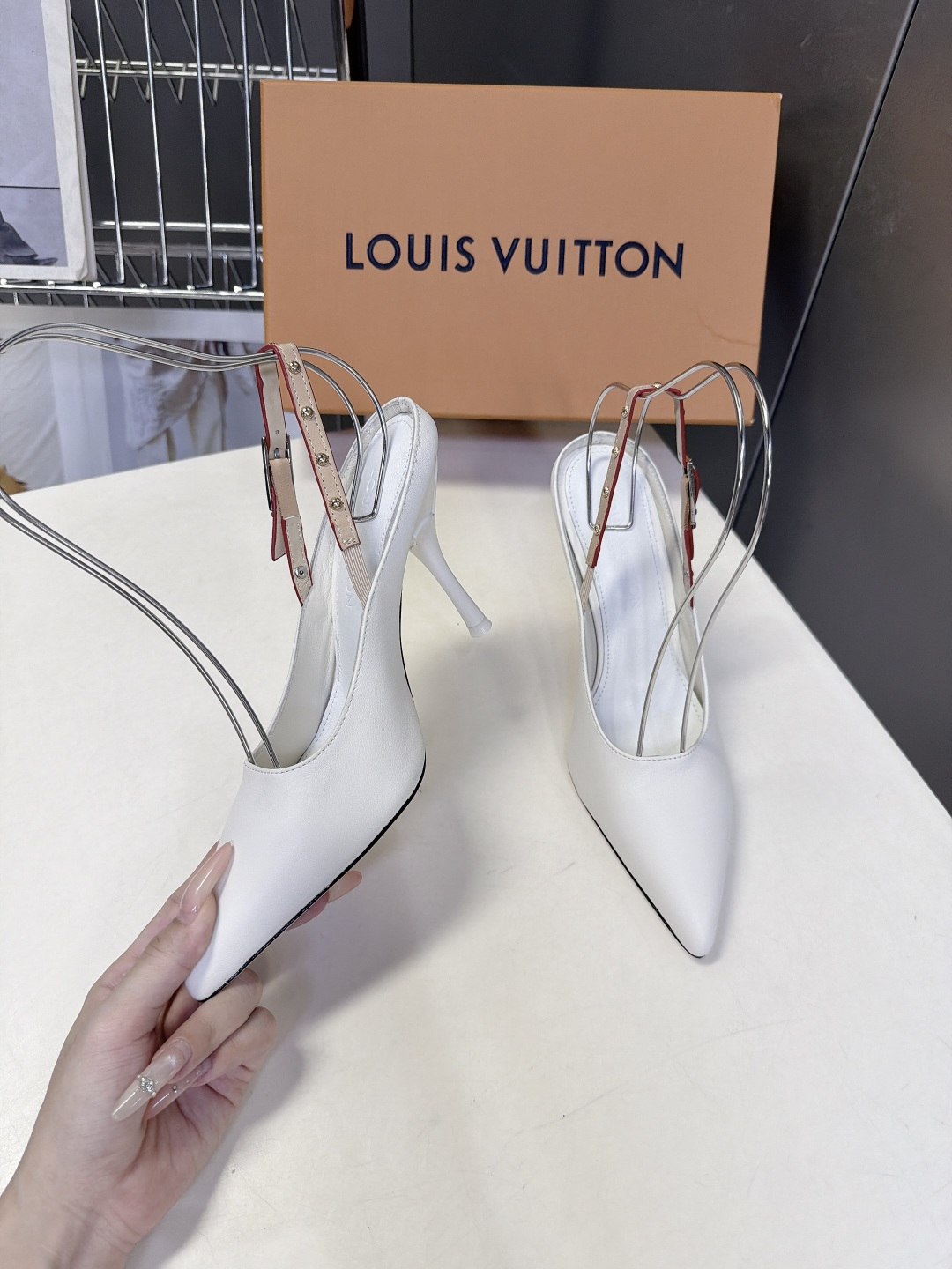 LOUIS VUITTON路易威登尖头后绊带细跟高跟鞋 超多明星网红种草 区别普通直细跟 弧形鞋跟视觉更轻盈 受力结构优 LOUIS VUITTON路易威登尖头后绊带细跟高跟鞋 超多明星网红种草 区别普通直细跟 弧形鞋跟视觉更轻盈 受力结构优