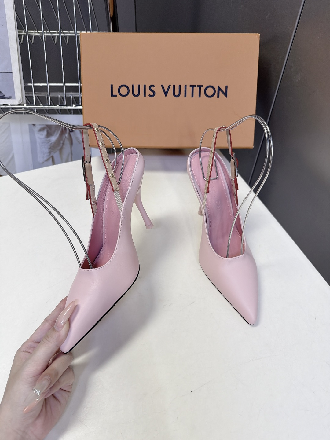 LOUIS VUITTON路易威登尖头后绊带细跟高跟鞋 超多明星网红种草 区别普通直细跟 弧形鞋跟视觉更轻盈 受力结构优