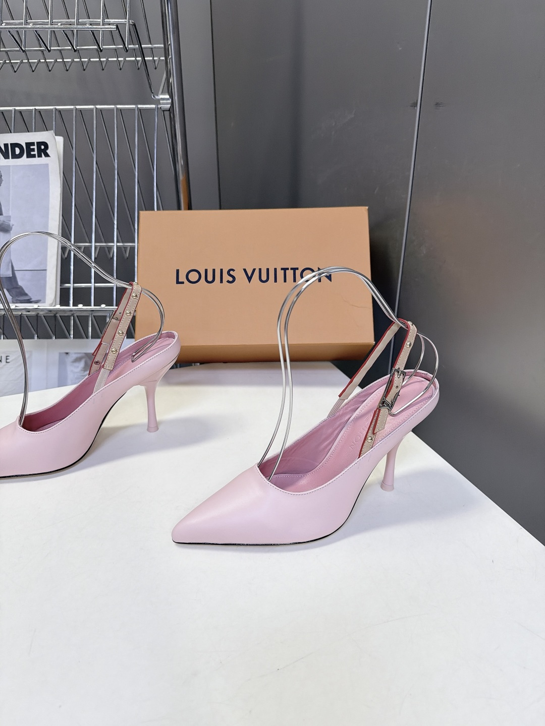 LOUIS VUITTON路易威登尖头后绊带细跟高跟鞋 超多明星网红种草 区别普通直细跟 弧形鞋跟视觉更轻盈 受力结构优