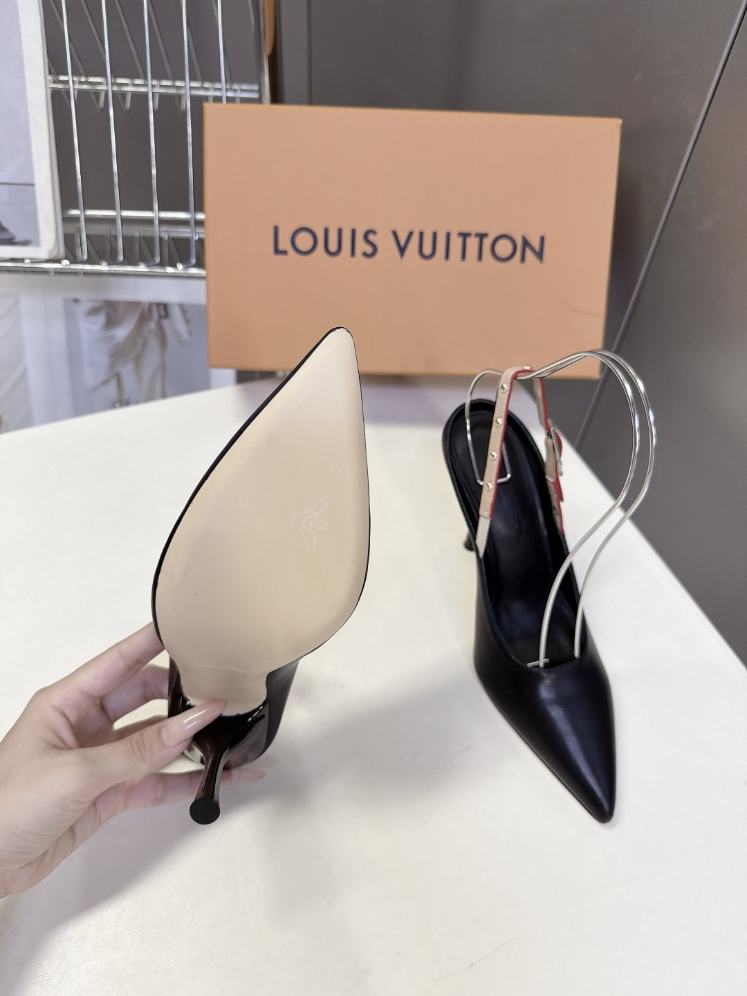 LOUIS VUITTON路易威登尖头后绊带细跟高跟鞋 超多明星网红种草 区别普通直细跟 弧形鞋跟视觉更轻盈 受力结构优