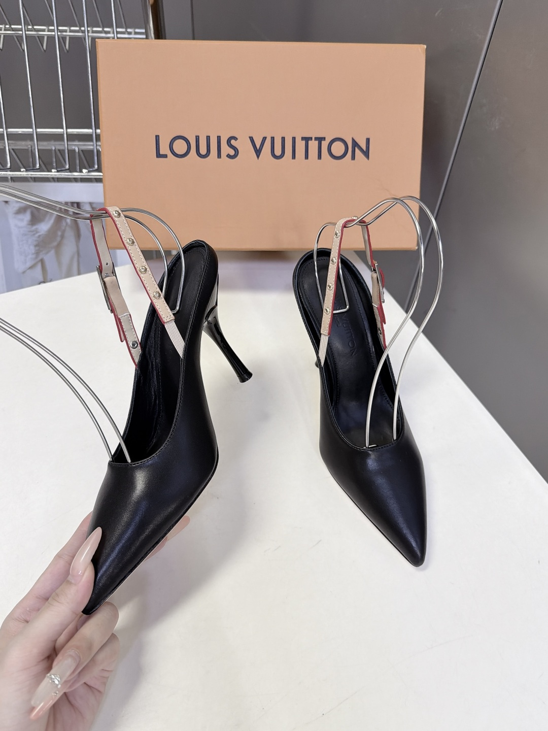 LOUIS VUITTON路易威登尖头后绊带细跟高跟鞋 超多明星网红种草 区别普通直细跟 弧形鞋跟视觉更轻盈 受力结构优