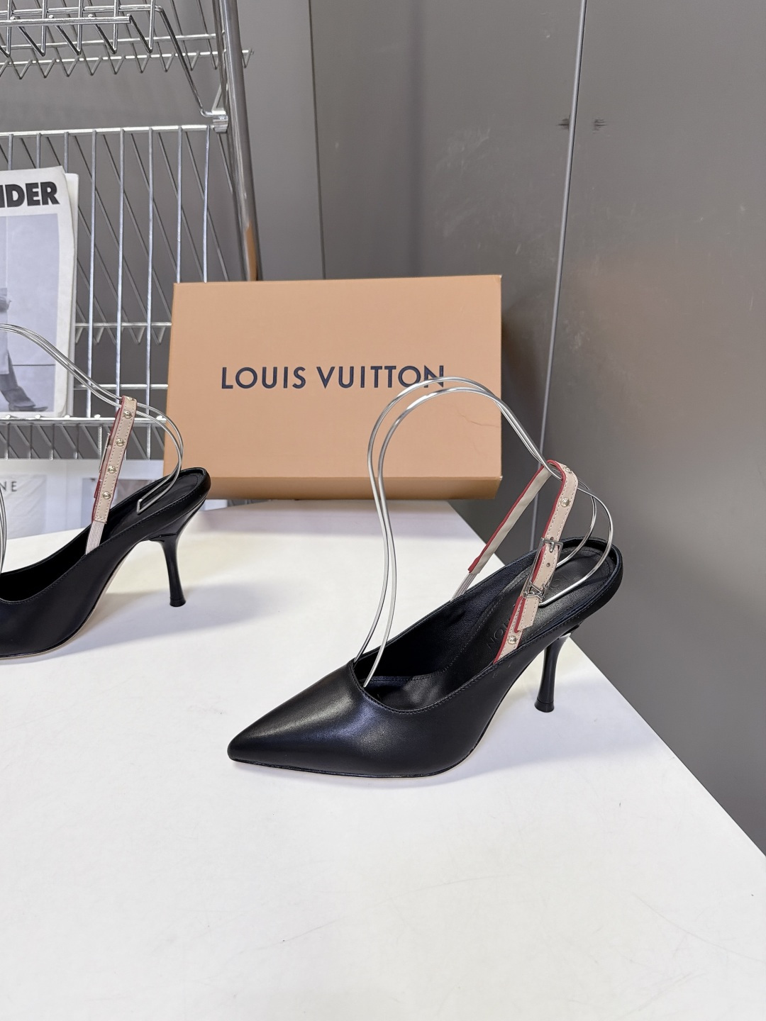 LOUIS VUITTON路易威登尖头后绊带细跟高跟鞋 超多明星网红种草 区别普通直细跟 弧形鞋跟视觉更轻盈 受力结构优