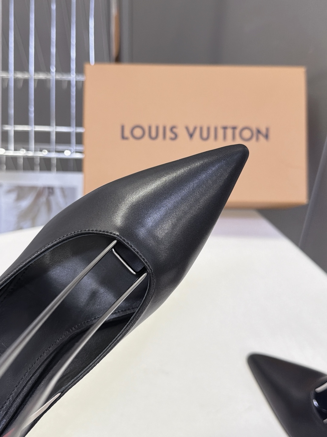 LOUIS VUITTON路易威登尖头后绊带细跟高跟鞋 超多明星网红种草 区别普通直细跟 弧形鞋跟视觉更轻盈 受力结构优