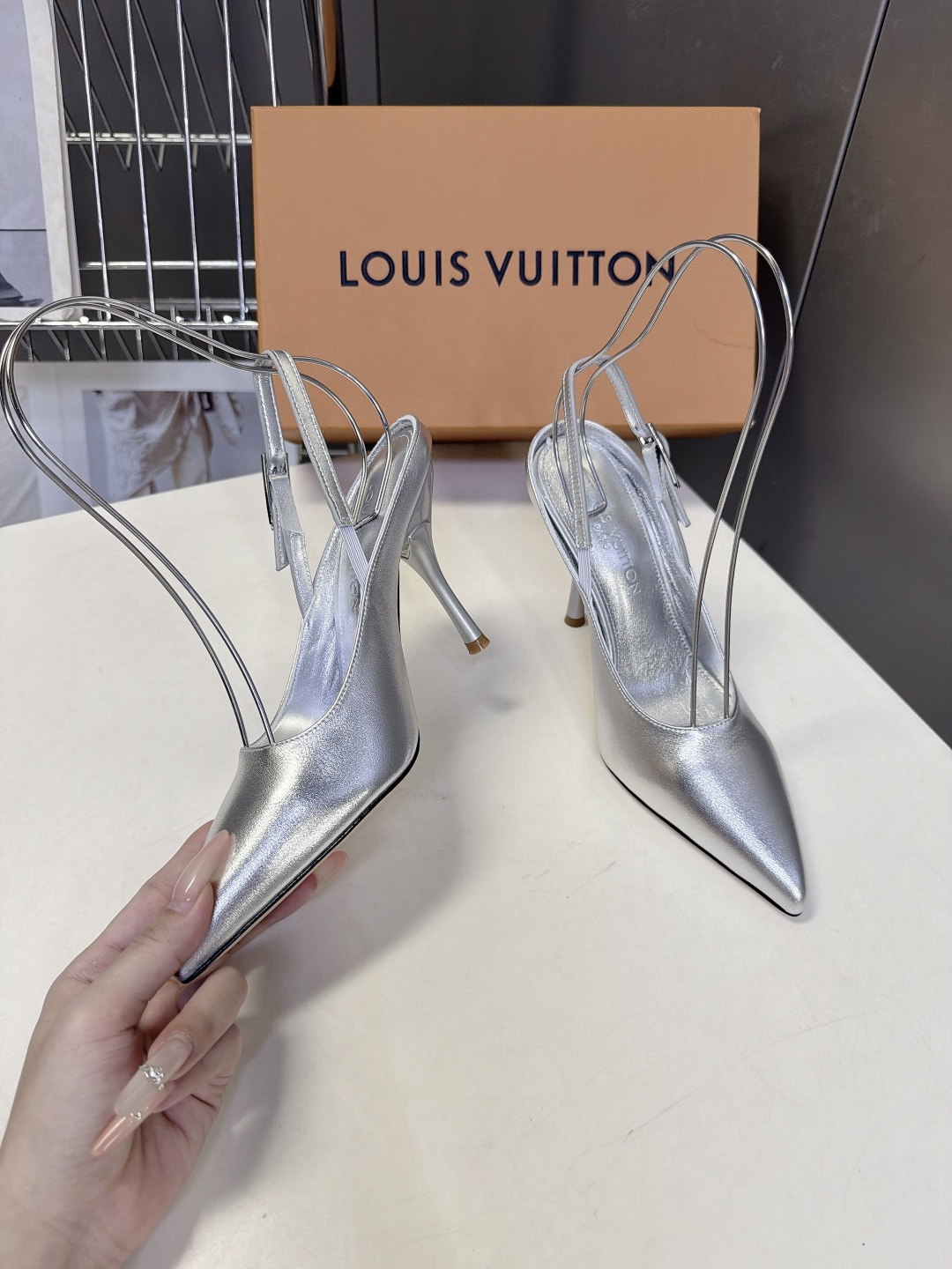 LOUIS VUITTON路易威登尖头后绊带细跟高跟鞋 超多明星网红种草 区别普通直细跟 弧形鞋跟视觉更轻盈 受力结构优