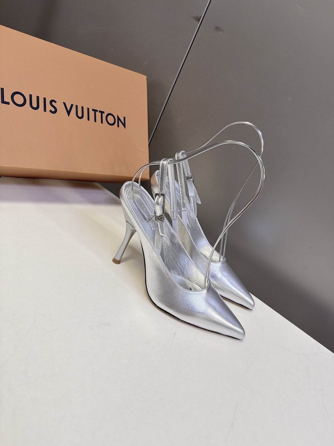 LOUIS VUITTON路易威登尖头后绊带细跟高跟鞋 超多明星网红种草 区别普通直细跟 弧形鞋跟视觉更轻盈 受力结构优