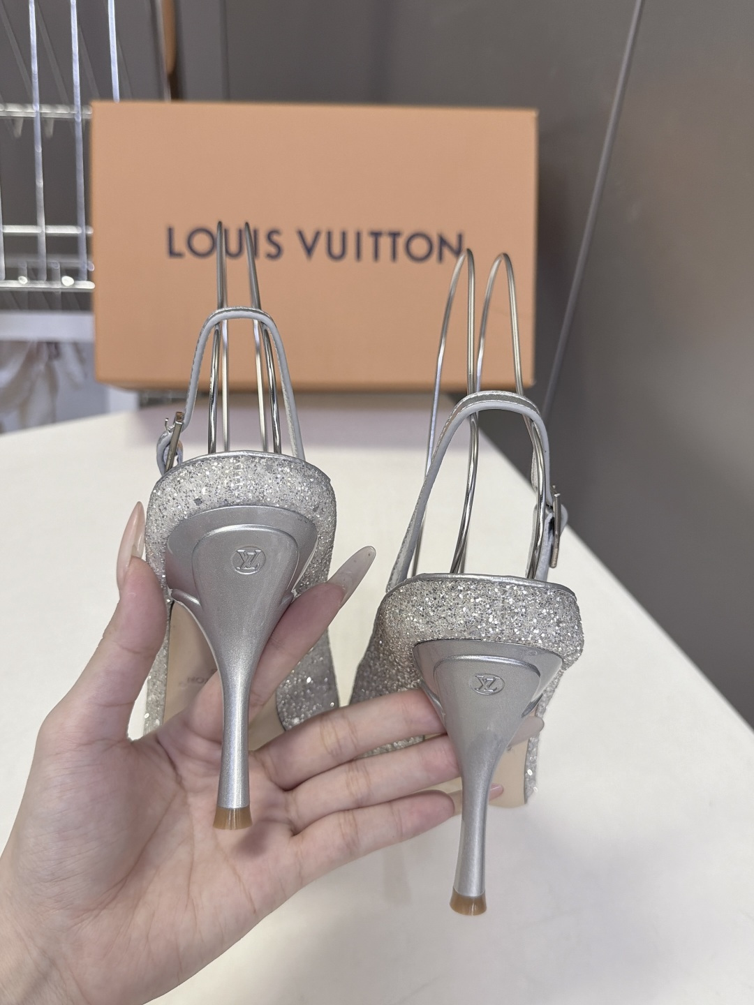 LOUIS VUITTON路易威登尖头后绊带细跟高跟鞋 超多明星网红种草 区别普通直细跟 弧形鞋跟视觉更轻盈 受力结构优