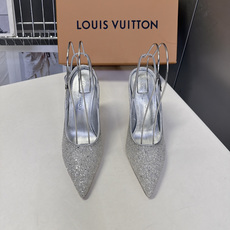 LOUIS VUITTON路易威登尖头后绊带细跟高跟鞋 超多明星网红种草 区别普通直细跟 弧形鞋跟视觉更轻盈 受力结构优 LOUIS VUITTON路易威登尖头后绊带细跟高跟鞋 超多明星网红种草 区别普通直细跟 弧形鞋跟视觉更轻盈 受力结构优