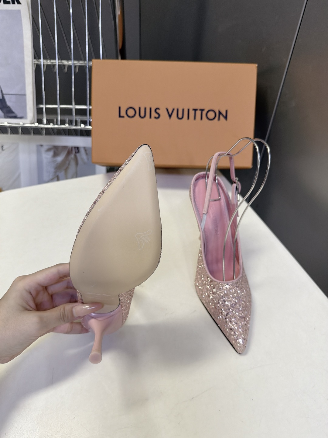 LOUIS VUITTON路易威登尖头后绊带细跟高跟鞋 超多明星网红种草 区别普通直细跟 弧形鞋跟视觉更轻盈 受力结构优