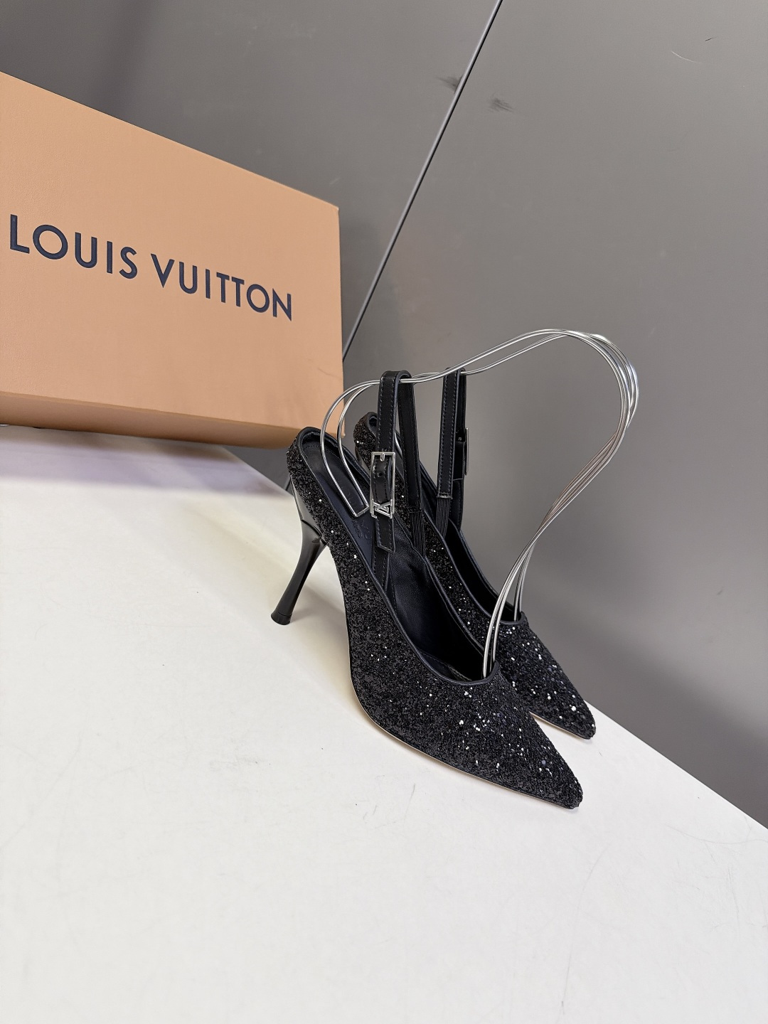 LOUIS VUITTON路易威登尖头后绊带细跟高跟鞋 超多明星网红种草 区别普通直细跟 弧形鞋跟视觉更轻盈 受力结构优 LOUIS VUITTON路易威登尖头后绊带细跟高跟鞋 超多明星网红种草 区别普通直细跟 弧形鞋跟视觉更轻盈 受力结构优