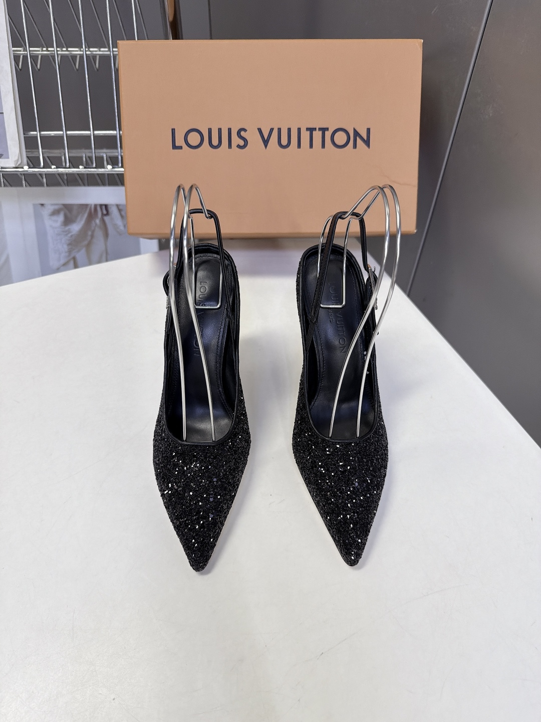 LOUIS VUITTON路易威登尖头后绊带细跟高跟鞋 超多明星网红种草 区别普通直细跟 弧形鞋跟视觉更轻盈 受力结构优 LOUIS VUITTON路易威登尖头后绊带细跟高跟鞋 超多明星网红种草 区别普通直细跟 弧形鞋跟视觉更轻盈 受力结构优