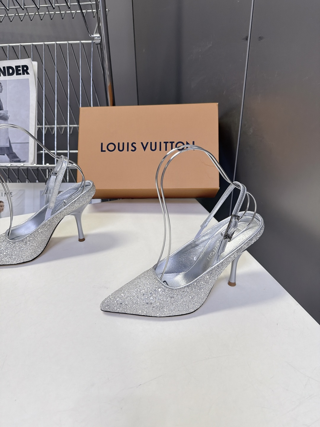 LOUIS VUITTON路易威登尖头后绊带细跟高跟鞋 超多明星网红种草 区别普通直细跟 弧形鞋跟视觉更轻盈 受力结构优