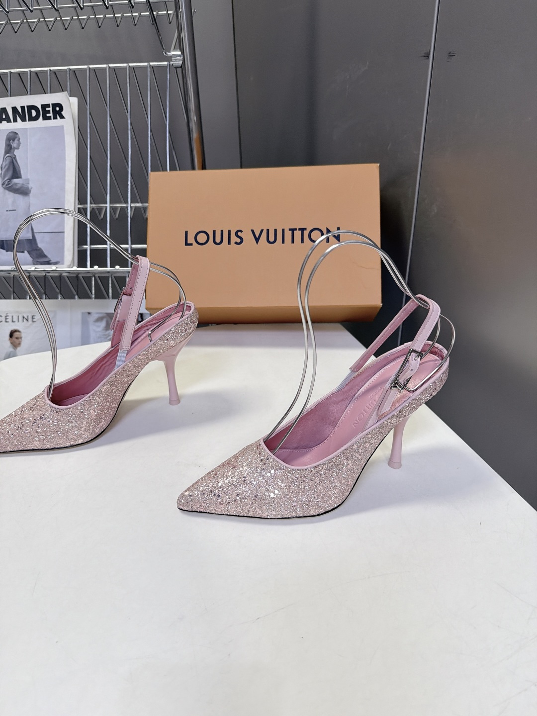 LOUIS VUITTON路易威登尖头后绊带细跟高跟鞋 超多明星网红种草 区别普通直细跟 弧形鞋跟视觉更轻盈 受力结构优