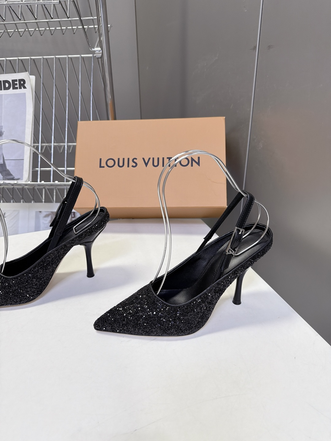LOUIS VUITTON路易威登尖头后绊带细跟高跟鞋 超多明星网红种草 区别普通直细跟 弧形鞋跟视觉更轻盈 受力结构优 LOUIS VUITTON路易威登尖头后绊带细跟高跟鞋 超多明星网红种草 区别普通直细跟 弧形鞋跟视觉更轻盈 受力结构优