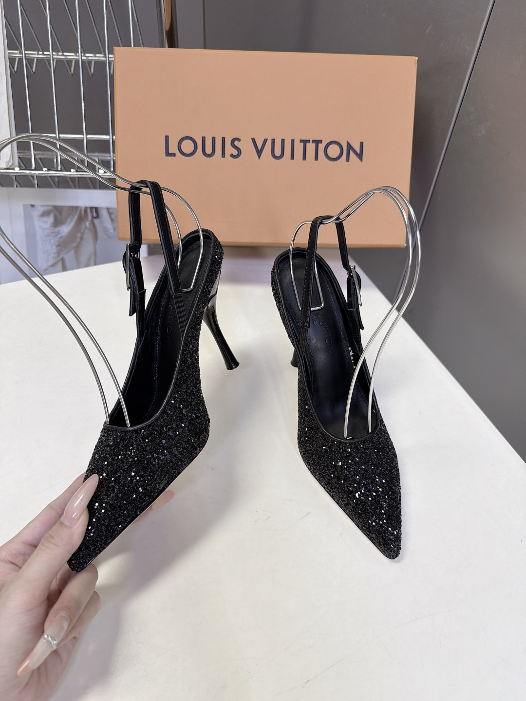 LOUIS VUITTON路易威登尖头后绊带细跟高跟鞋 超多明星网红种草 区别普通直细跟 弧形鞋跟视觉更轻盈 受力结构优 LOUIS VUITTON路易威登尖头后绊带细跟高跟鞋 超多明星网红种草 区别普通直细跟 弧形鞋跟视觉更轻盈 受力结构优