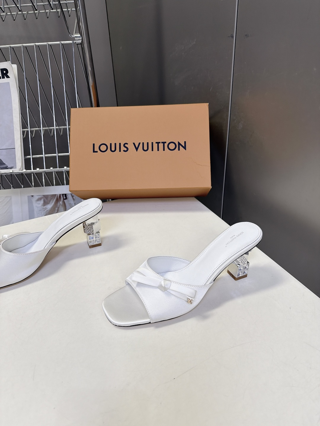 路易威登LOUIS VUITTON最新款方头缎面穆勒凉拖 超多明星网红种草 立体方块结构镶嵌水钻跟 跟高6.5CM粗跟设