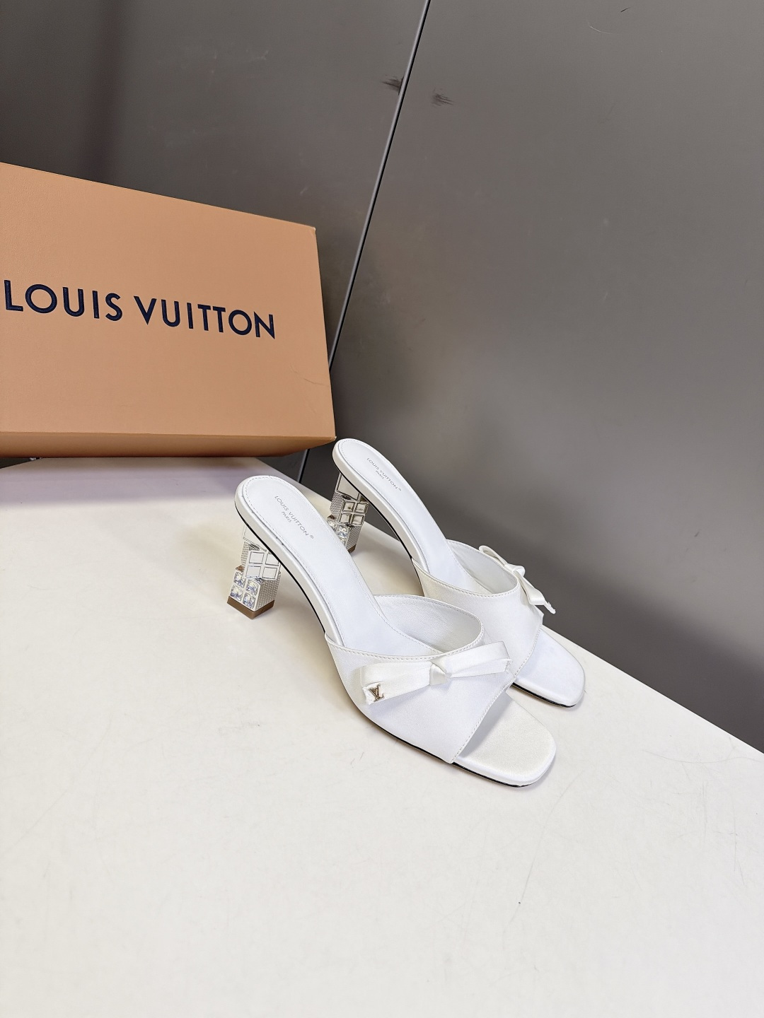 路易威登LOUIS VUITTON最新款方头缎面穆勒凉拖 超多明星网红种草 立体方块结构镶嵌水钻跟 跟高6.5CM粗跟设