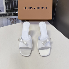 路易威登LOUIS VUITTON最新款方头缎面穆勒凉拖 超多明星网红种草 立体方块结构镶嵌水钻跟 跟高6.5CM粗跟设 路易威登LOUIS VUITTON最新款方头缎面穆勒凉拖 超多明星网红种草 立体方块结构镶嵌水钻跟 跟高6.5CM粗跟设