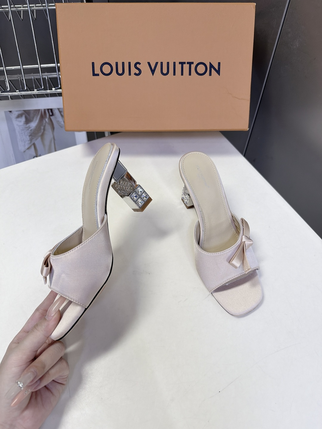 路易威登LOUIS VUITTON最新款方头缎面穆勒凉拖 超多明星网红种草 立体方块结构镶嵌水钻跟 跟高6.5CM粗跟设 路易威登LOUIS VUITTON最新款方头缎面穆勒凉拖 超多明星网红种草 立体方块结构镶嵌水钻跟 跟高6.5CM粗跟设