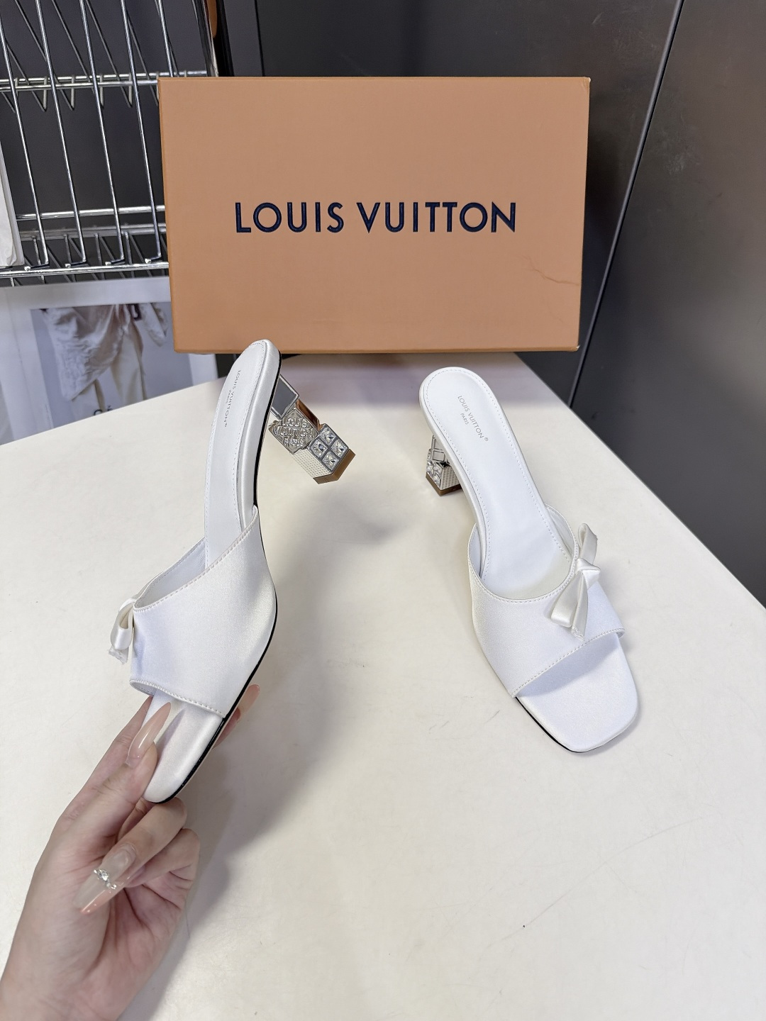 路易威登LOUIS VUITTON最新款方头缎面穆勒凉拖 超多明星网红种草 立体方块结构镶嵌水钻跟 跟高6.5CM粗跟设
