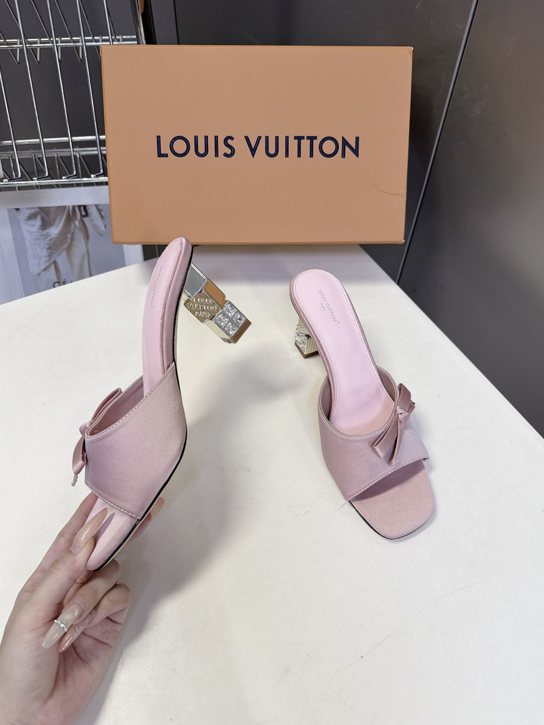 路易威登LOUIS VUITTON最新款方头缎面穆勒凉拖 超多明星网红种草 立体方块结构镶嵌水钻跟 跟高6.5CM粗跟设