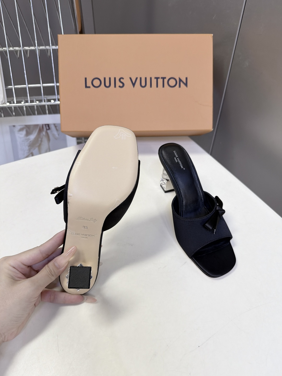 路易威登LOUIS VUITTON最新款方头缎面穆勒凉拖 超多明星网红种草 立体方块结构镶嵌水钻跟 跟高6.5CM粗跟设 路易威登LOUIS VUITTON最新款方头缎面穆勒凉拖 超多明星网红种草 立体方块结构镶嵌水钻跟 跟高6.5CM粗跟设