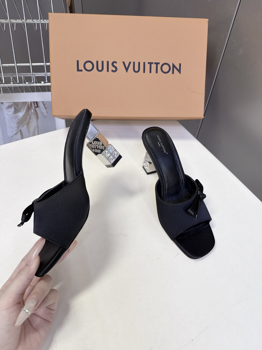 路易威登LOUIS VUITTON最新款方头缎面穆勒凉拖 超多明星网红种草 立体方块结构镶嵌水钻跟 跟高6.5CM粗跟设 路易威登LOUIS VUITTON最新款方头缎面穆勒凉拖 超多明星网红种草 立体方块结构镶嵌水钻跟 跟高6.5CM粗跟设