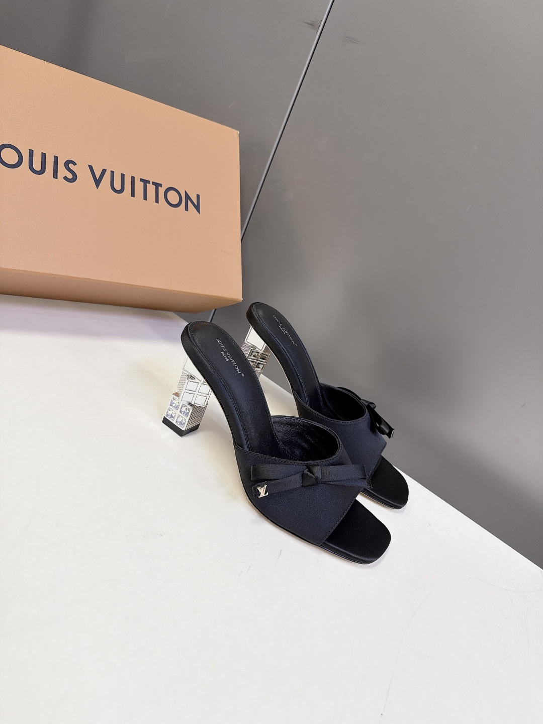 路易威登LOUIS VUITTON最新款方头缎面穆勒凉拖 超多明星网红种草 立体方块结构镶嵌水钻跟 跟高6.5CM粗跟设 路易威登LOUIS VUITTON最新款方头缎面穆勒凉拖 超多明星网红种草 立体方块结构镶嵌水钻跟 跟高6.5CM粗跟设