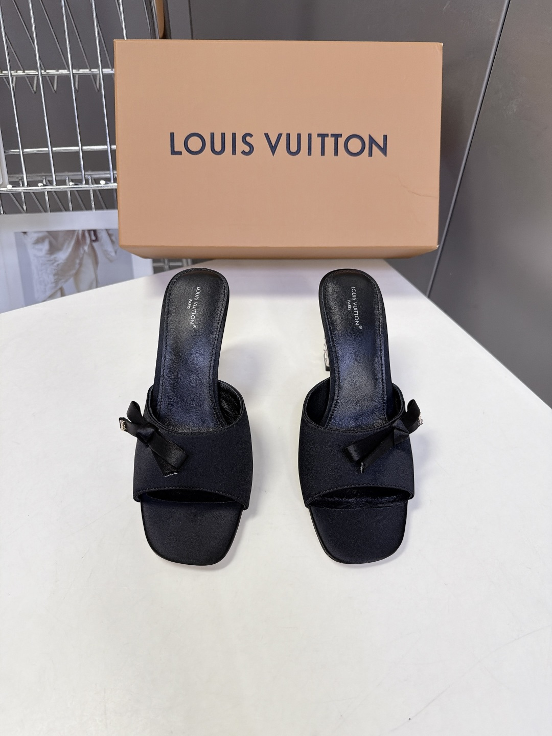 路易威登LOUIS VUITTON最新款方头缎面穆勒凉拖 超多明星网红种草 立体方块结构镶嵌水钻跟 跟高6.5CM粗跟设 路易威登LOUIS VUITTON最新款方头缎面穆勒凉拖 超多明星网红种草 立体方块结构镶嵌水钻跟 跟高6.5CM粗跟设