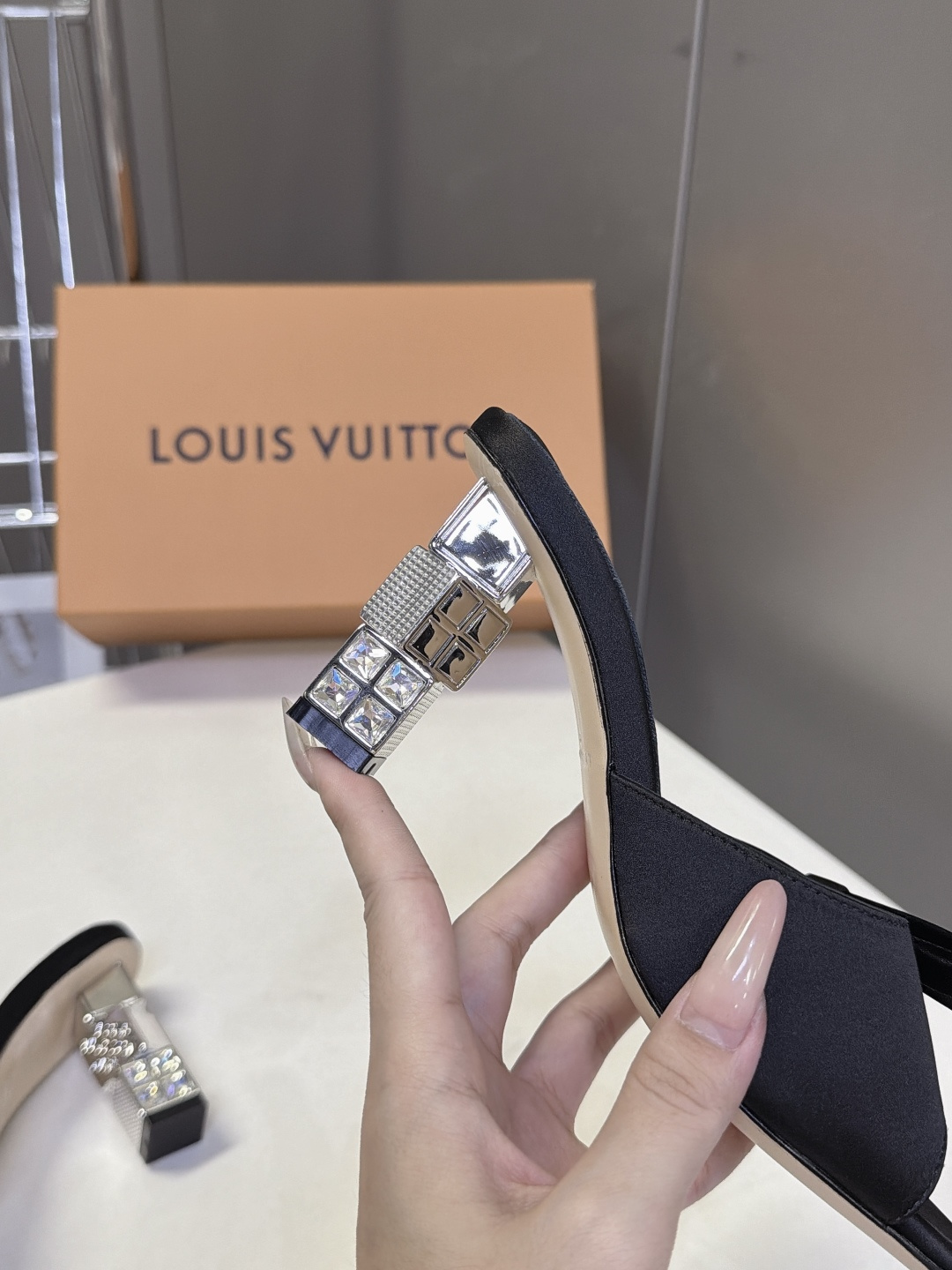路易威登LOUIS VUITTON最新款方头缎面穆勒凉拖 超多明星网红种草 立体方块结构镶嵌水钻跟 跟高6.5CM粗跟设 路易威登LOUIS VUITTON最新款方头缎面穆勒凉拖 超多明星网红种草 立体方块结构镶嵌水钻跟 跟高6.5CM粗跟设