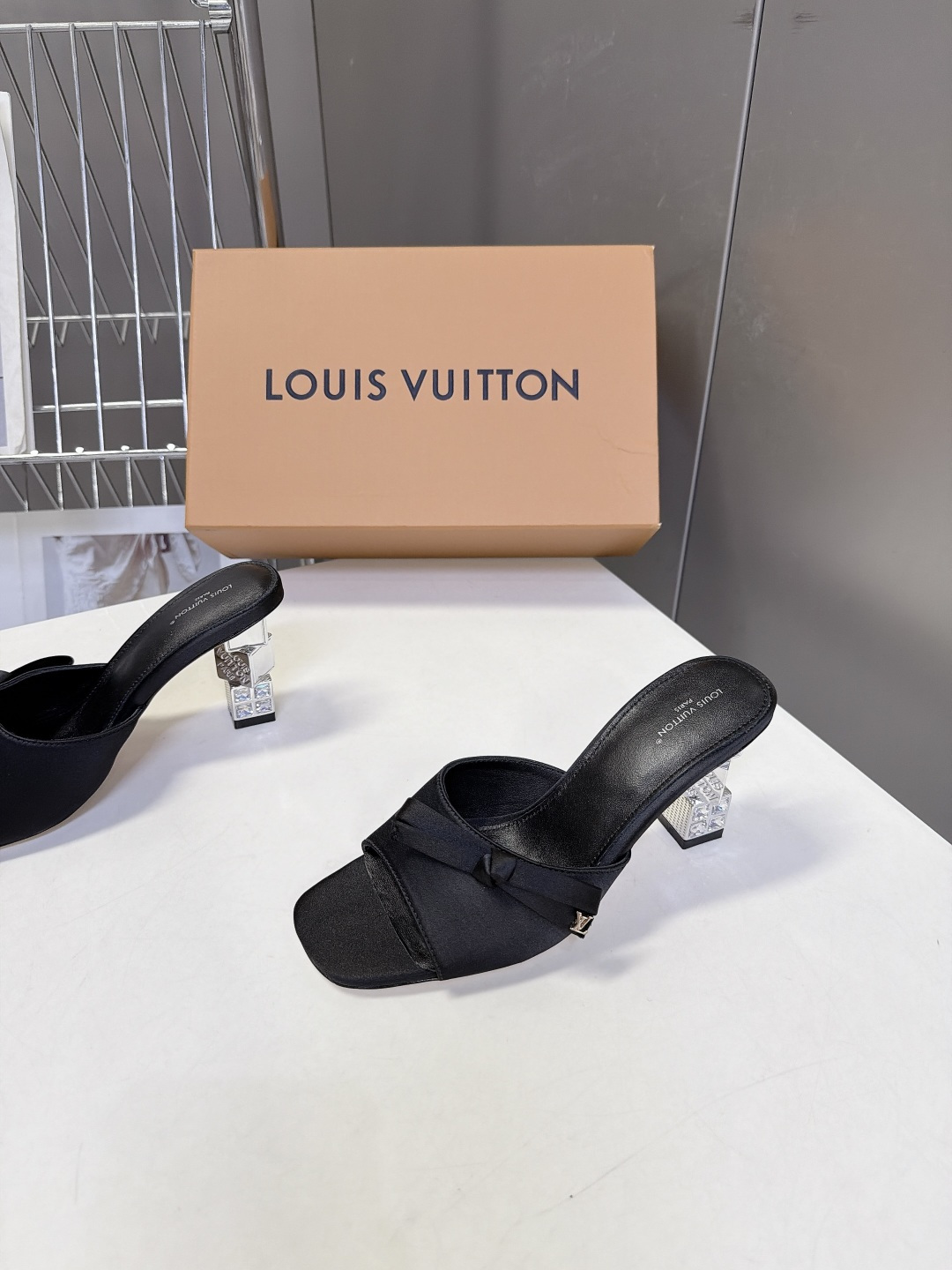 路易威登LOUIS VUITTON最新款方头缎面穆勒凉拖 超多明星网红种草 立体方块结构镶嵌水钻跟 跟高6.5CM粗跟设 路易威登LOUIS VUITTON最新款方头缎面穆勒凉拖 超多明星网红种草 立体方块结构镶嵌水钻跟 跟高6.5CM粗跟设