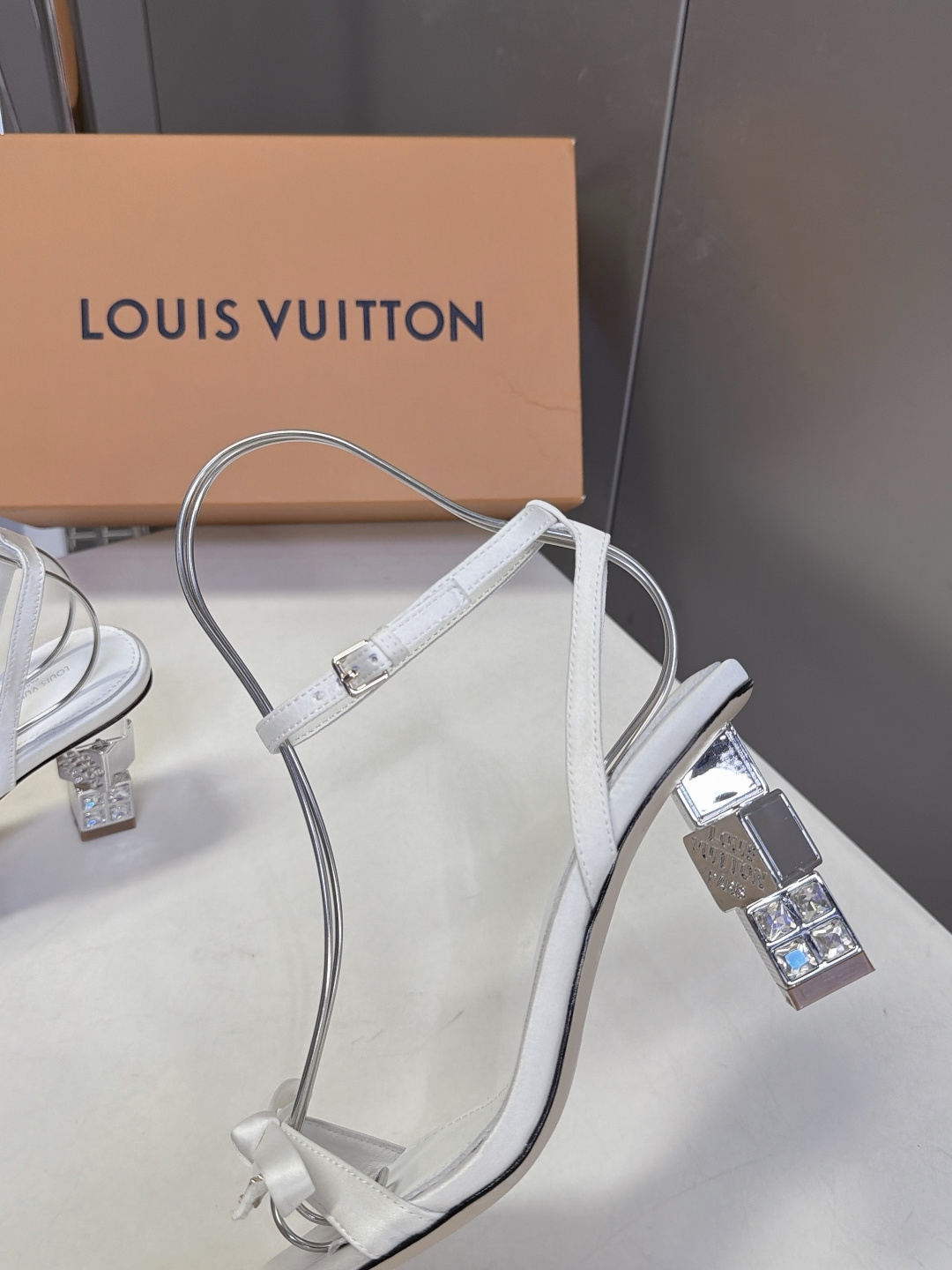 路易威登LOUIS VUITTON最新款水钻粗跟凉鞋 超多明星网红种草 多层镶嵌水钻立方体结构 走路自带光泽 6.5CM 路易威登LOUIS VUITTON最新款水钻粗跟凉鞋 超多明星网红种草 多层镶嵌水钻立方体结构 走路自带光泽 6.5CM