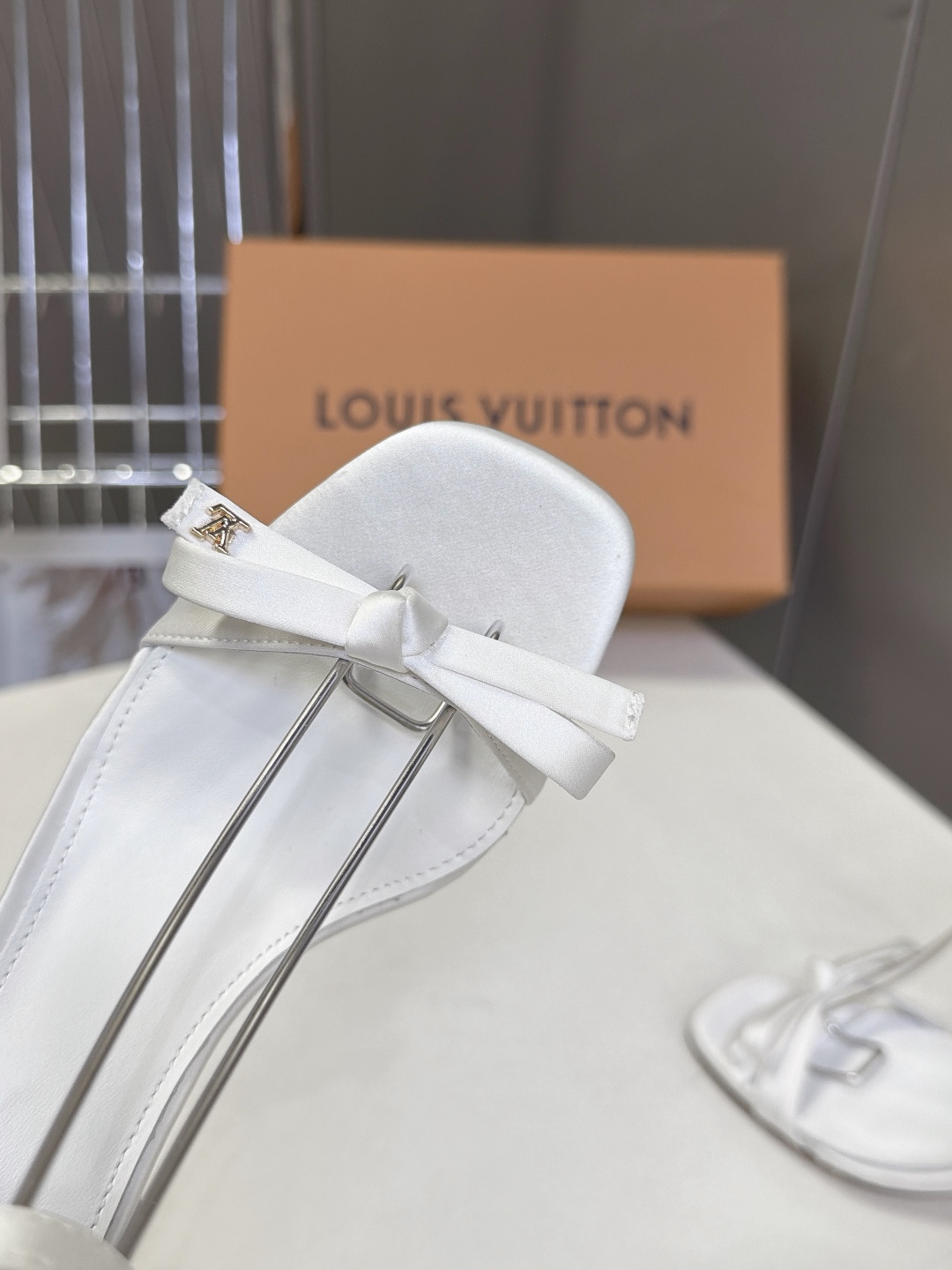 路易威登LOUIS VUITTON最新款水钻粗跟凉鞋 超多明星网红种草 多层镶嵌水钻立方体结构 走路自带光泽 6.5CM 路易威登LOUIS VUITTON最新款水钻粗跟凉鞋 超多明星网红种草 多层镶嵌水钻立方体结构 走路自带光泽 6.5CM
