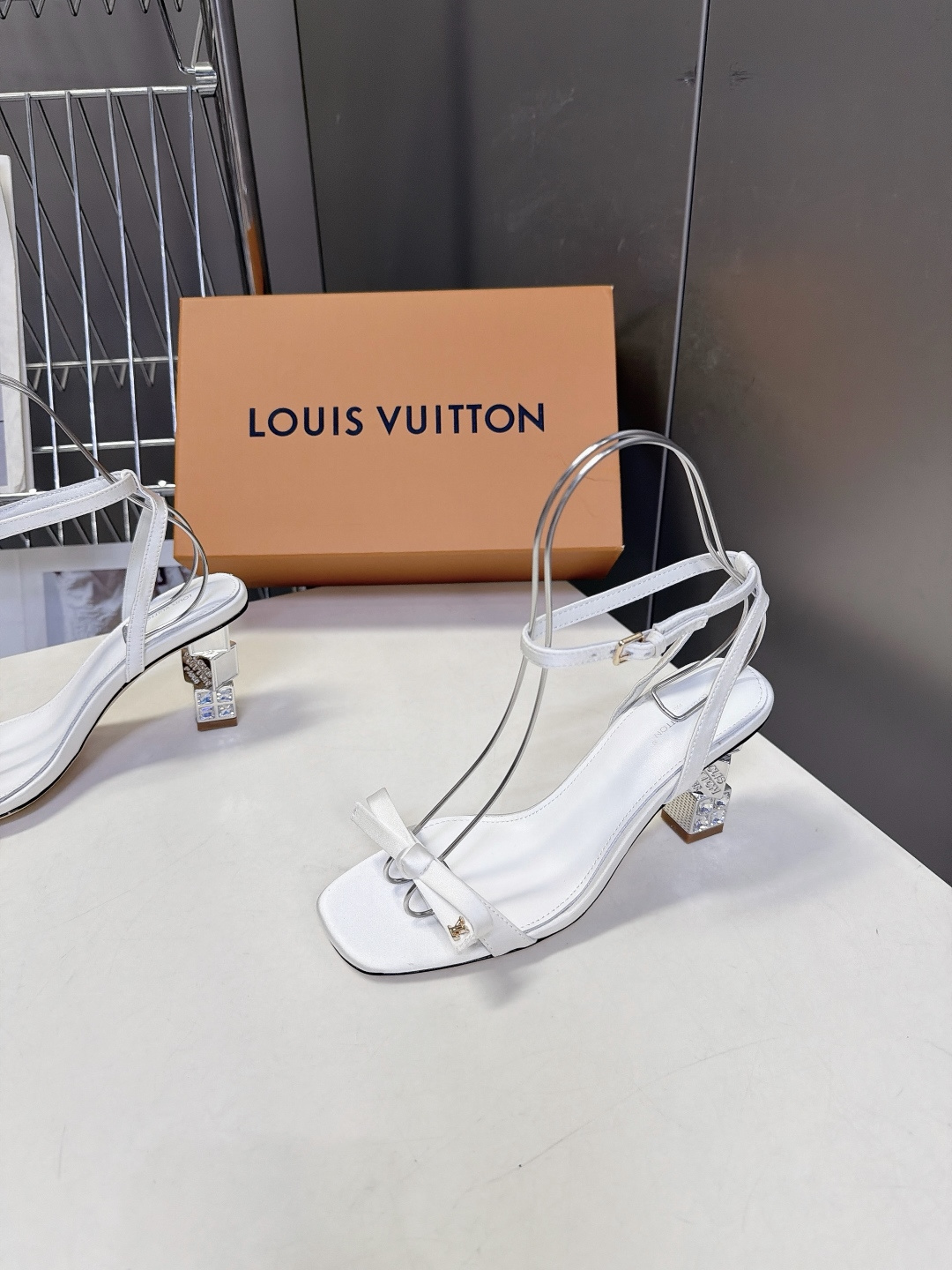 路易威登LOUIS VUITTON最新款水钻粗跟凉鞋 超多明星网红种草 多层镶嵌水钻立方体结构 走路自带光泽 6.5CM 路易威登LOUIS VUITTON最新款水钻粗跟凉鞋 超多明星网红种草 多层镶嵌水钻立方体结构 走路自带光泽 6.5CM