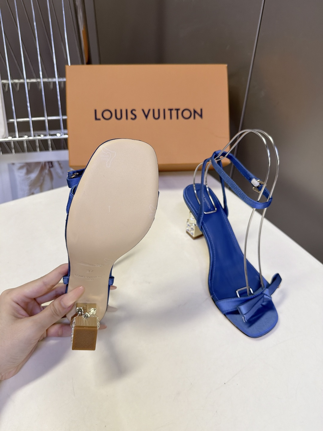 路易威登LOUIS VUITTON最新款水钻粗跟凉鞋 超多明星网红种草 多层镶嵌水钻立方体结构 走路自带光泽 6.5CM