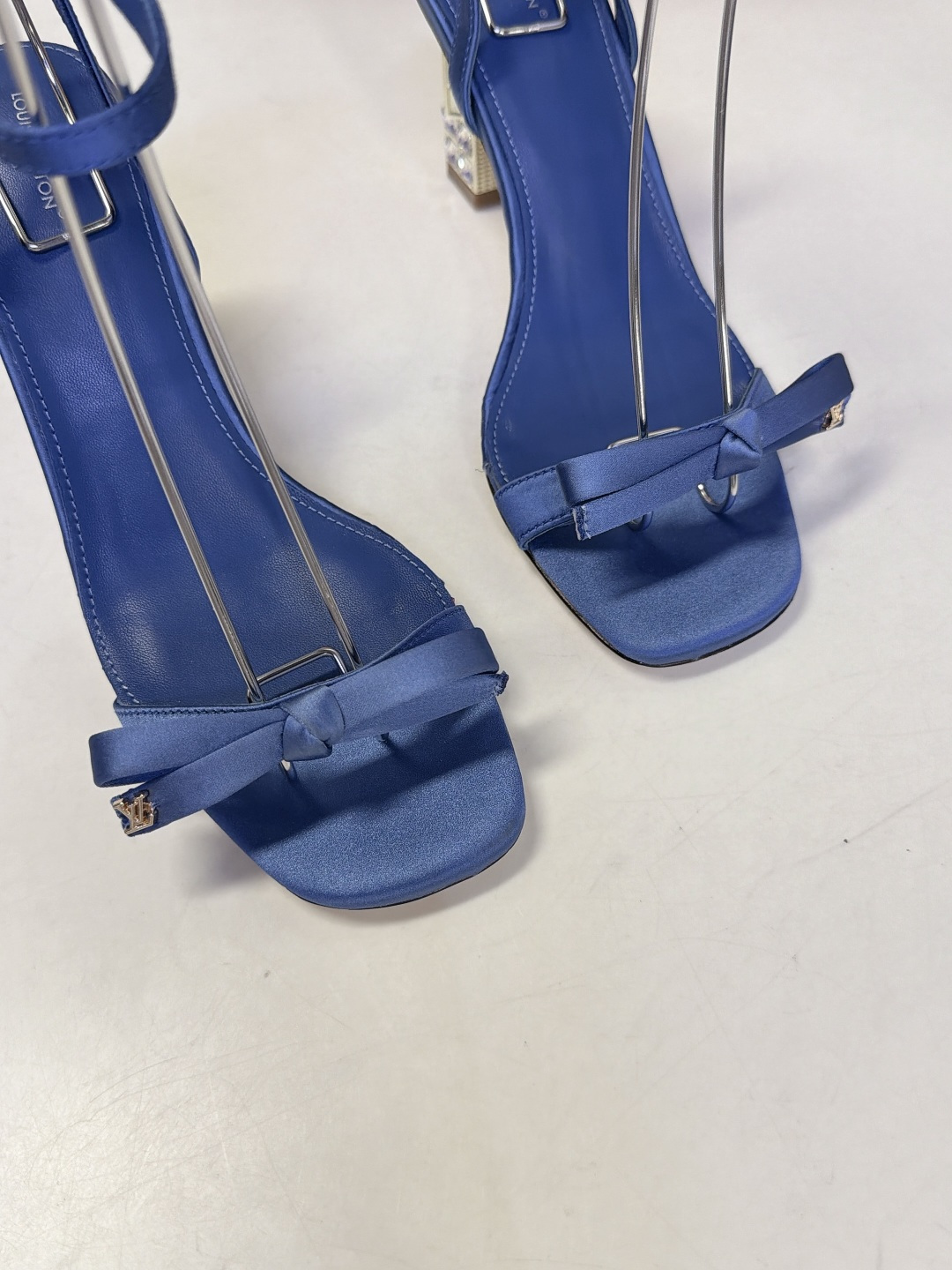 路易威登LOUIS VUITTON最新款水钻粗跟凉鞋 超多明星网红种草 多层镶嵌水钻立方体结构 走路自带光泽 6.5CM
