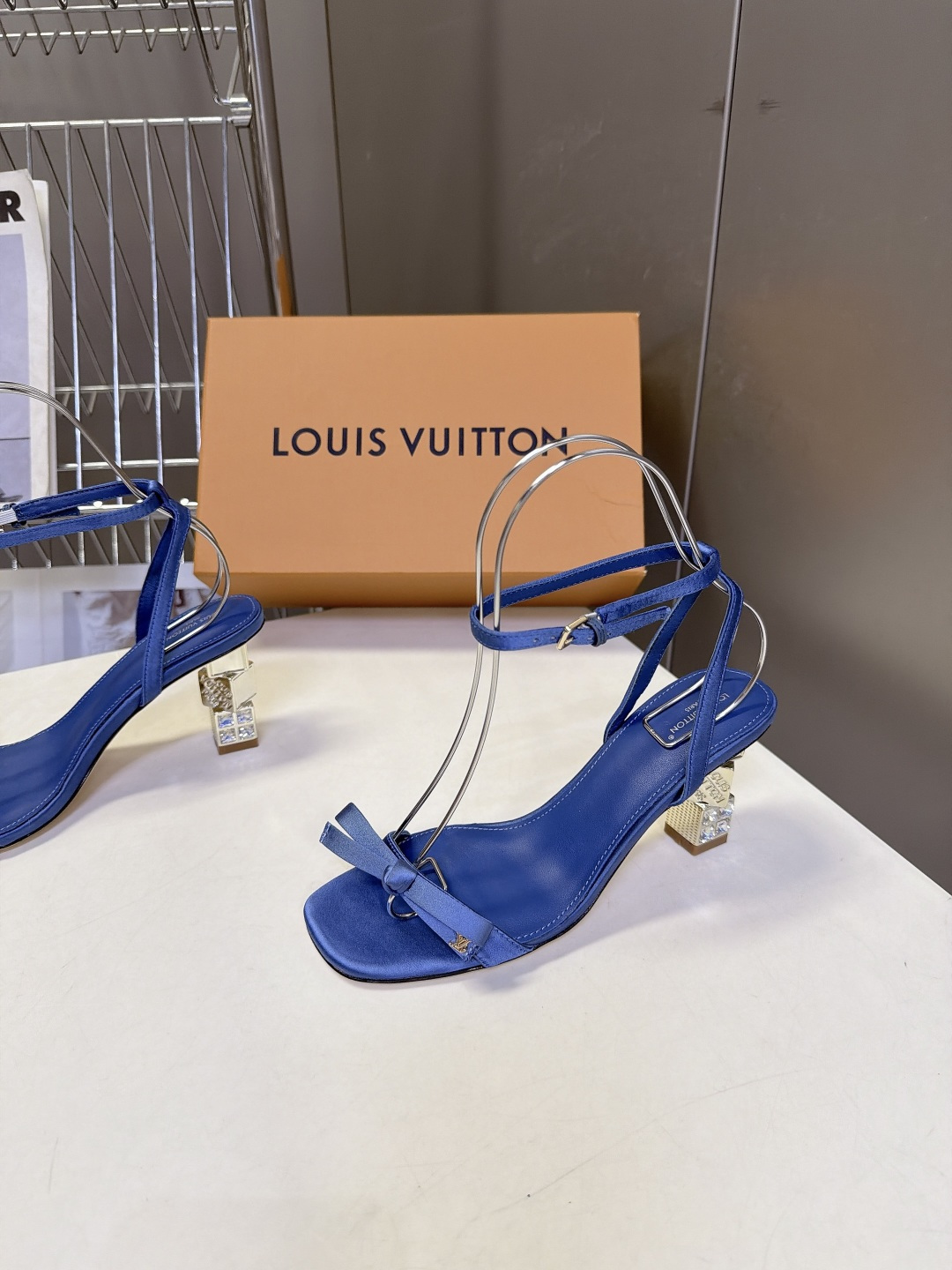 路易威登LOUIS VUITTON最新款水钻粗跟凉鞋 超多明星网红种草 多层镶嵌水钻立方体结构 走路自带光泽 6.5CM