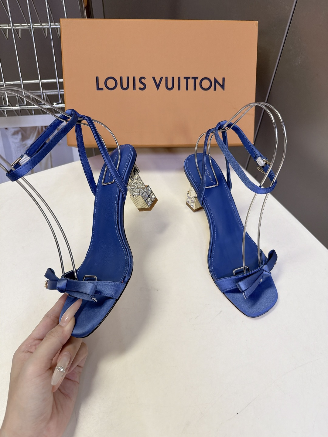 路易威登LOUIS VUITTON最新款水钻粗跟凉鞋 超多明星网红种草 多层镶嵌水钻立方体结构 走路自带光泽 6.5CM