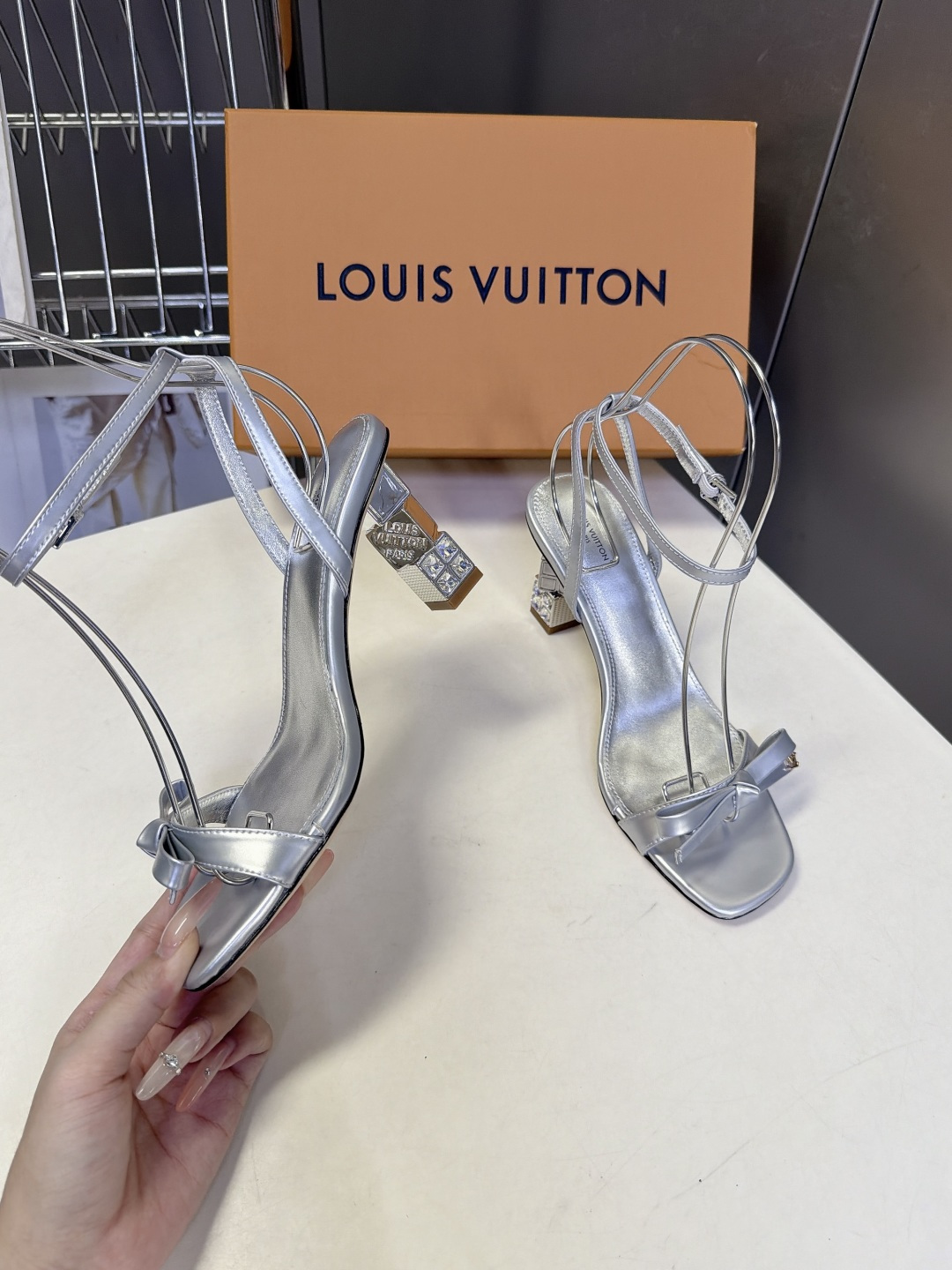 路易威登LOUIS VUITTON最新款水钻粗跟凉鞋 超多明星网红种草 多层镶嵌水钻立方体结构 走路自带光泽 6.5CM