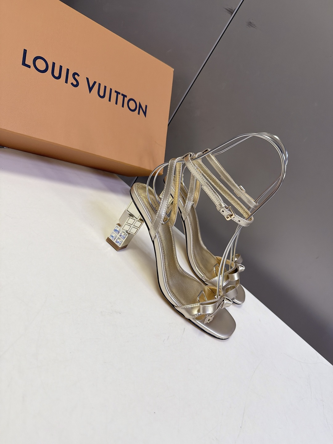 路易威登LOUIS VUITTON最新款水钻粗跟凉鞋 超多明星网红种草 多层镶嵌水钻立方体结构 走路自带光泽 6.5CM 路易威登LOUIS VUITTON最新款水钻粗跟凉鞋 超多明星网红种草 多层镶嵌水钻立方体结构 走路自带光泽 6.5CM
