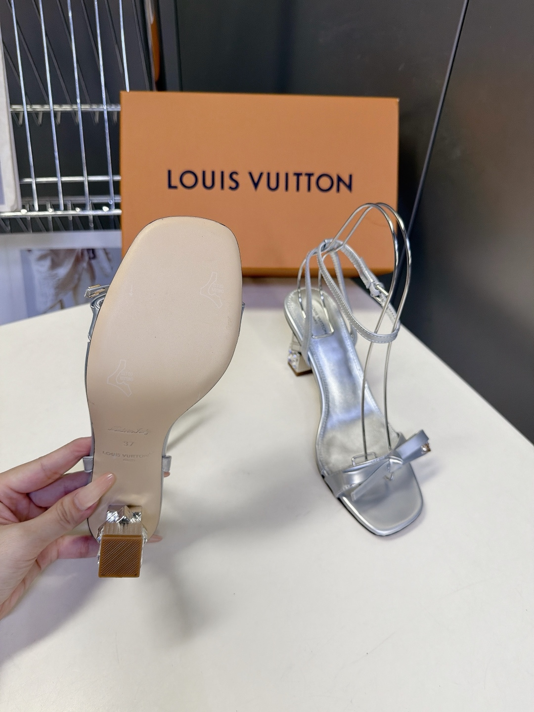 路易威登LOUIS VUITTON最新款水钻粗跟凉鞋 超多明星网红种草 多层镶嵌水钻立方体结构 走路自带光泽 6.5CM