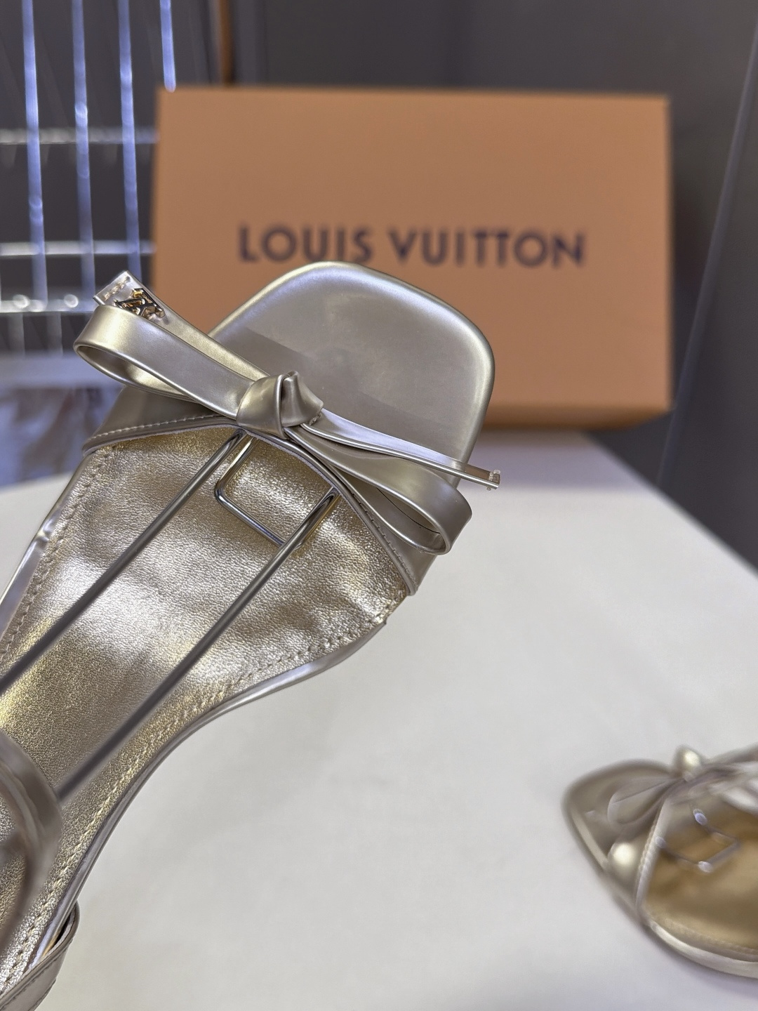 路易威登LOUIS VUITTON最新款水钻粗跟凉鞋 超多明星网红种草 多层镶嵌水钻立方体结构 走路自带光泽 6.5CM 路易威登LOUIS VUITTON最新款水钻粗跟凉鞋 超多明星网红种草 多层镶嵌水钻立方体结构 走路自带光泽 6.5CM