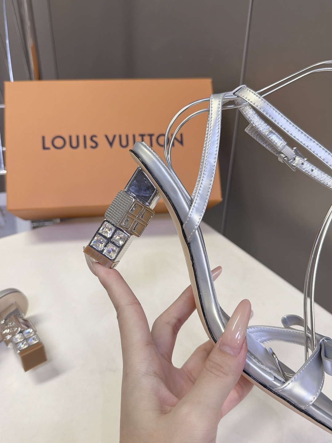 路易威登LOUIS VUITTON最新款水钻粗跟凉鞋 超多明星网红种草 多层镶嵌水钻立方体结构 走路自带光泽 6.5CM