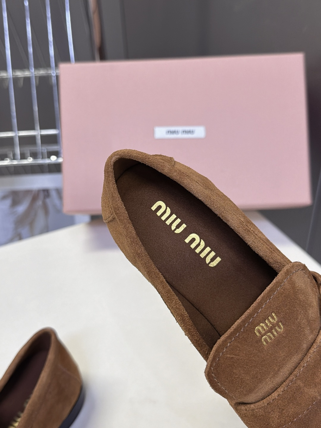 Miu Miu缪缪最新款褶皱搭扣乐福鞋 超多明星网红种草 复古学院风平底乐福鞋 褶裥元素是整双鞋灵魂 打破传统乐福鞋单调