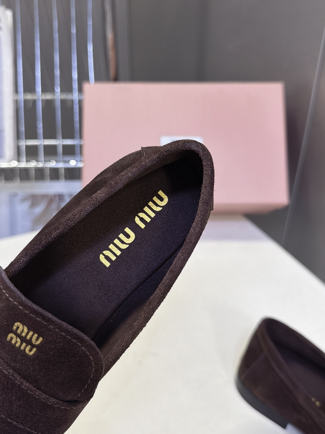 Miu Miu缪缪最新款褶皱搭扣乐福鞋 超多明星网红种草 复古学院风平底乐福鞋 褶裥元素是整双鞋灵魂 打破传统乐福鞋单调
