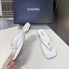 CHANEL香奈儿最新款极简风方头人字拖 超多明星网红种草 极简设计语言依靠金属双C作为视觉焦点 方正鞋头 V型夹趾绑带 CHANEL香奈儿最新款极简风方头人字拖 超多明星网红种草 极简设计语言依靠金属双C作为视觉焦点 方正鞋头 V型夹趾绑带