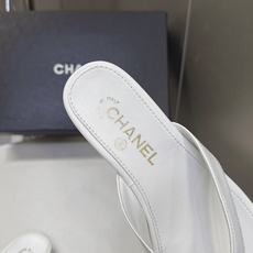 CHANEL香奈儿最新款极简风方头人字拖 超多明星网红种草 极简设计语言依靠金属双C作为视觉焦点 方正鞋头 V型夹趾绑带 CHANEL香奈儿最新款极简风方头人字拖 超多明星网红种草 极简设计语言依靠金属双C作为视觉焦点 方正鞋头 V型夹趾绑带