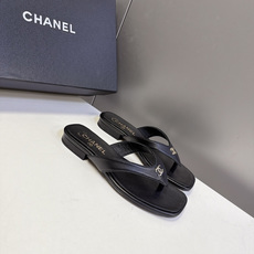 CHANEL香奈儿最新款极简风方头人字拖 超多明星网红种草 极简设计语言依靠金属双C作为视觉焦点 方正鞋头 V型夹趾绑带 CHANEL香奈儿最新款极简风方头人字拖 超多明星网红种草 极简设计语言依靠金属双C作为视觉焦点 方正鞋头 V型夹趾绑带